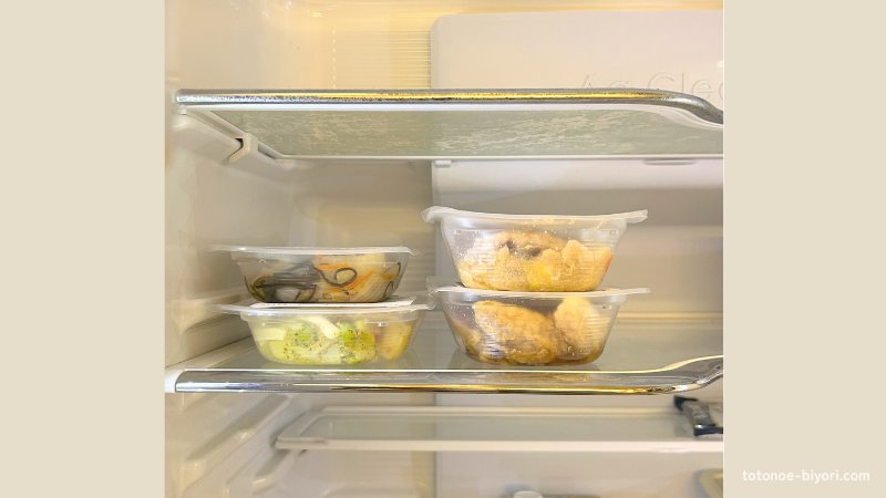 シェフの無添つくりおきを冷蔵庫に収納した状態。1段に4品が並んでいる