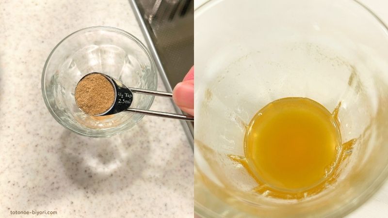 むむむだしチキンコンソメの粉末を計量スプーン(小さじ1/2)にとったところと、お湯に溶かした澄んだ黄金色のスープ